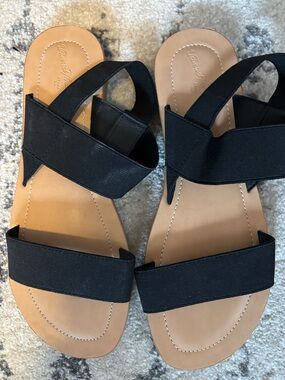 Universal Thread Black Elastic Crossover Sandals